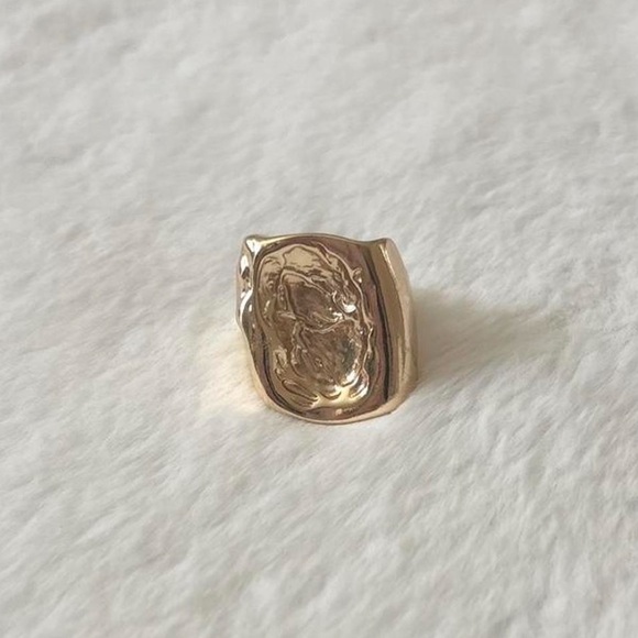 5/$25 🩷 Women’s Gold Sculpted Statement Ring - Picture 2 of 4